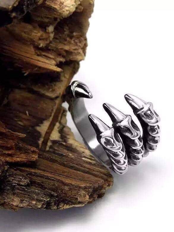 silver plated detailled claws ring