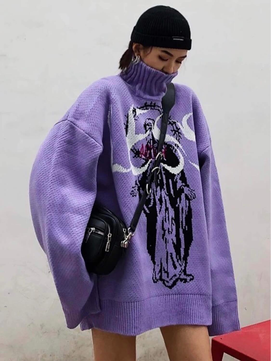 purple knitted sweater with the Virgin Mary in black and her head is surrounded by a large crown of barbed wire. A red inscription is sewn on his chest and the white word "LESS" occupies all the space available on the chest worn