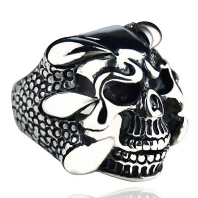 skull head hold by lateral claws ring